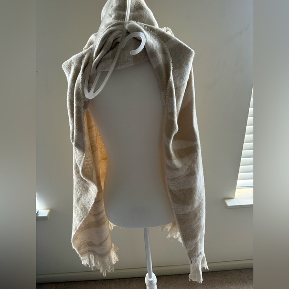 *****SOLD******Brushed Blanket Scarf/Shawl- NWT - Picture 4 of 12